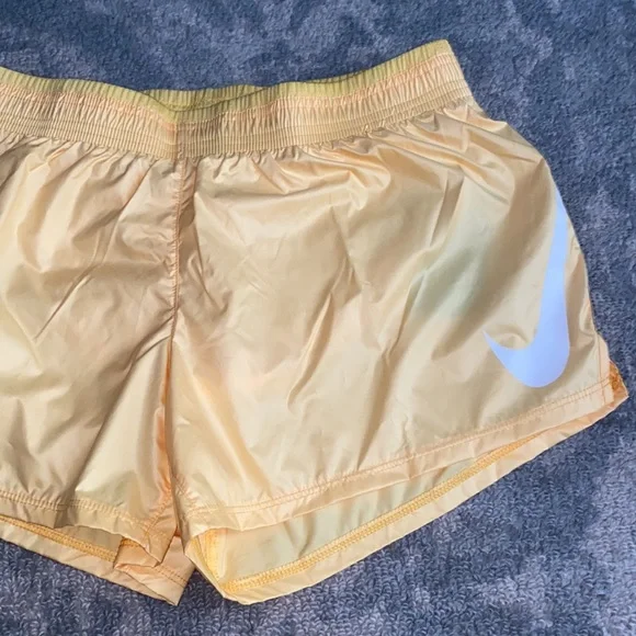 Nike Swoosh Run Women’s Running Shorts, NWT Size Medium - Picture 3 of 7